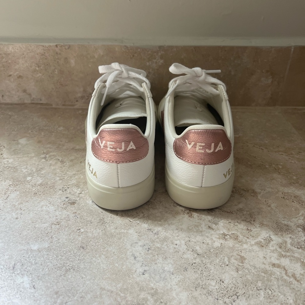 Veja leather lace up sneaker size 36 but I am a size 7 and fits perfectly.